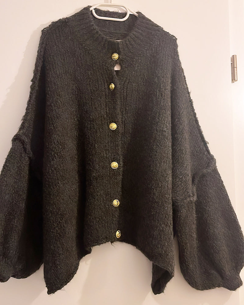 Oversize Cardigan mit goldenen Knöpfen