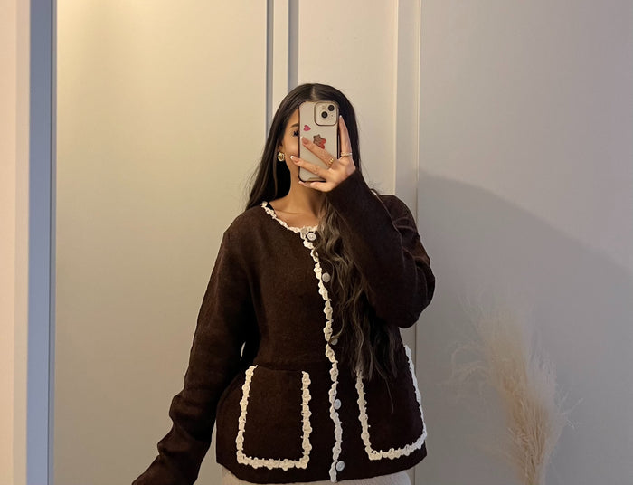 Strickjacke mit Kontrastborte & Knopfleiste – Oversize Cardigan mit Taschen  | Braun