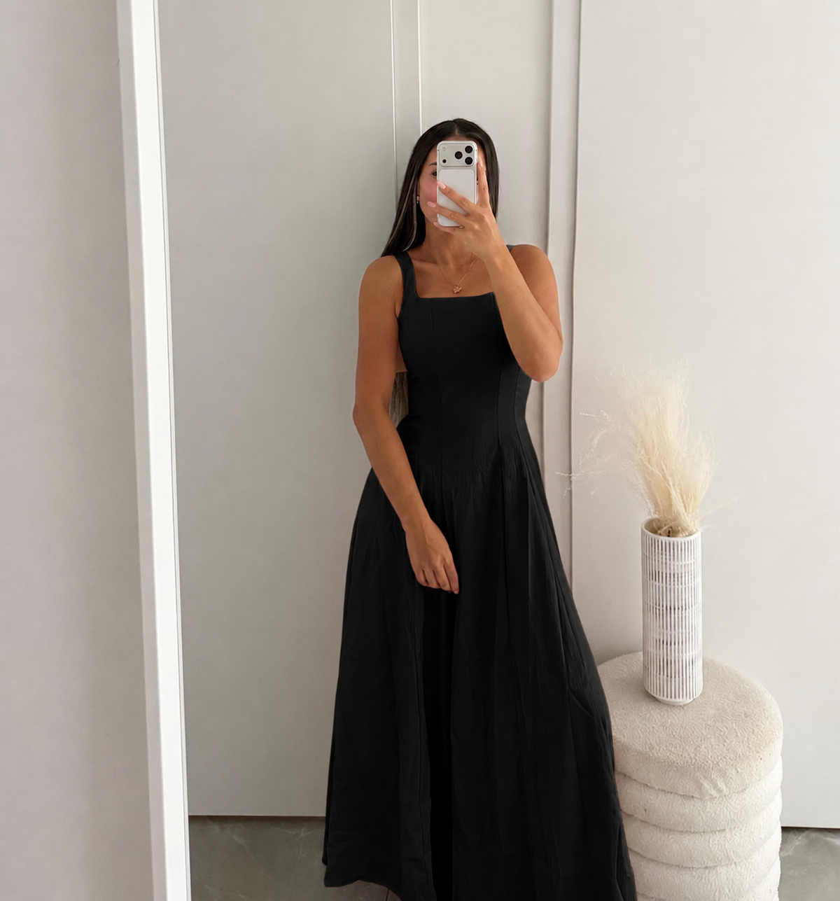 Midikleid – Figurbetontes Sommerkleid mit ausgestelltem Rock | Schwarz