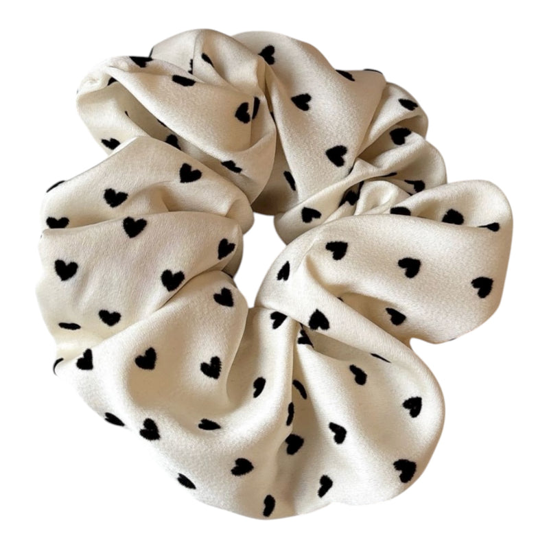 Scrunchie mit schwarzen Herzen | Weiß