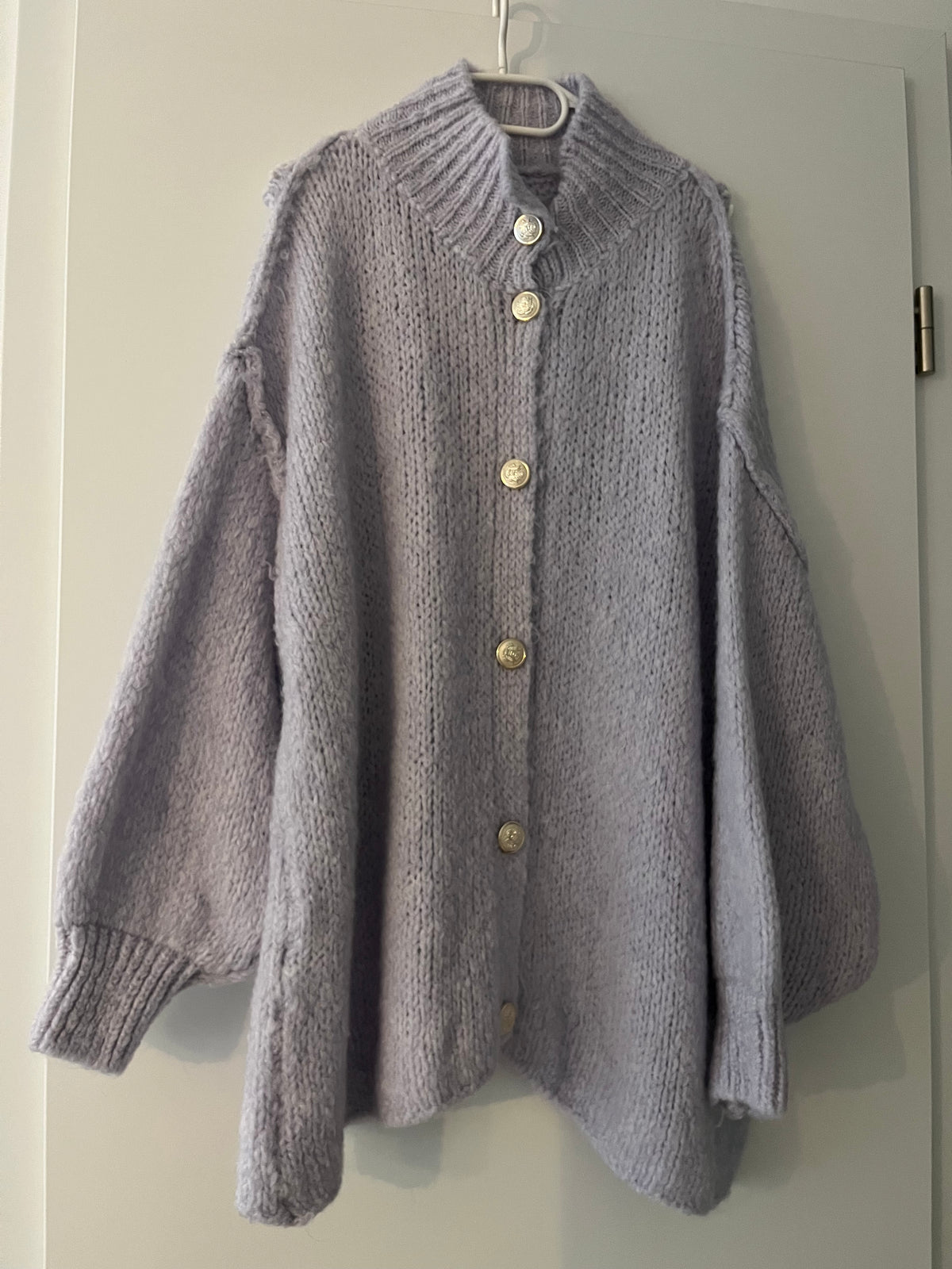 Oversize Cardigan mit goldenen Knöpfen