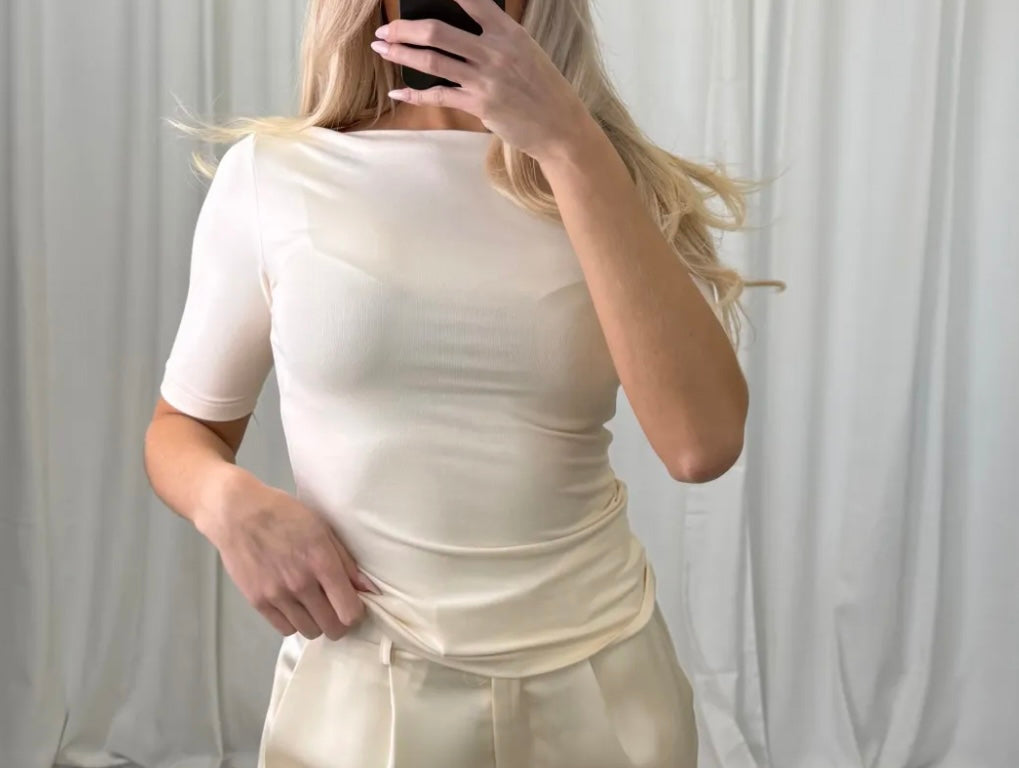 Basic Stretch Shirt – Figurbetontes Kurzarm Top | Creme