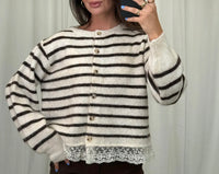 Gestreifter Strickcardigan mit Spitzensaum