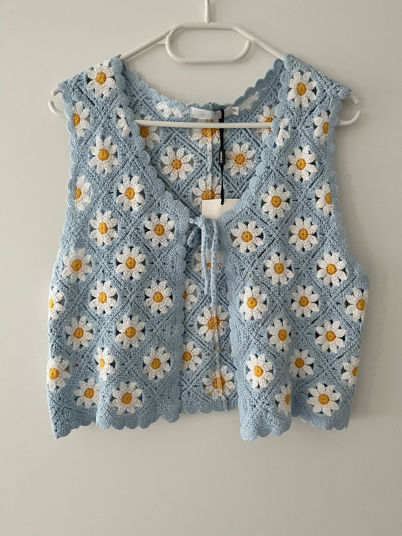 Häkelweste – Blau mit Blümchenmuster