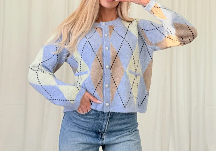 Strickjacke mit Rautenmuster & Knöpfen – Blau