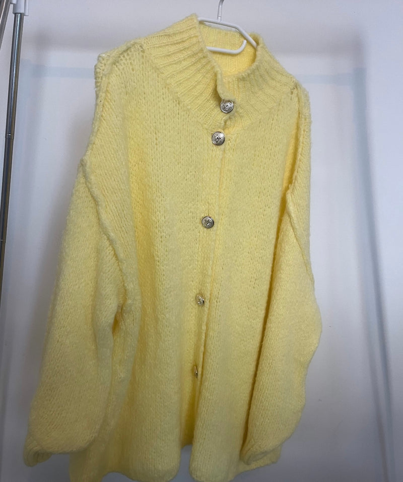 Oversize Cardigan mit goldenen Knöpfen