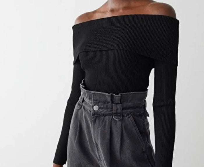 Schulterfreier Strickpullover mit weitem Kragen – Schwarz