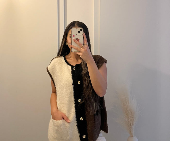 Strickweste zweifarbig mit Knöpfen & Tasche – Braun