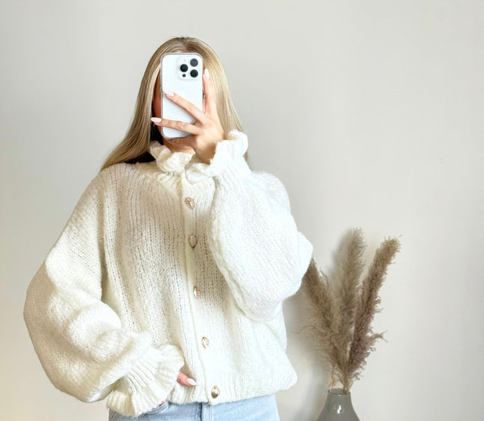 Strickjacke mit Knöpfen und Puffärmeln in Weiß