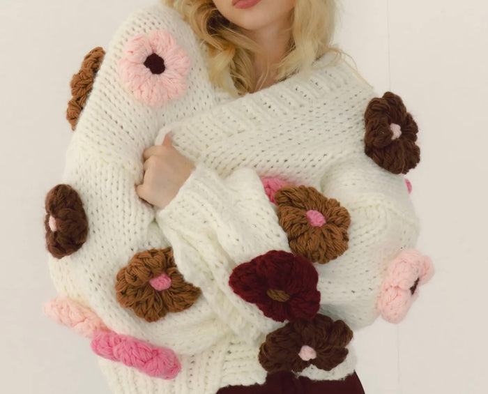 Handmade Strickjacke mit Blumen | Bunt