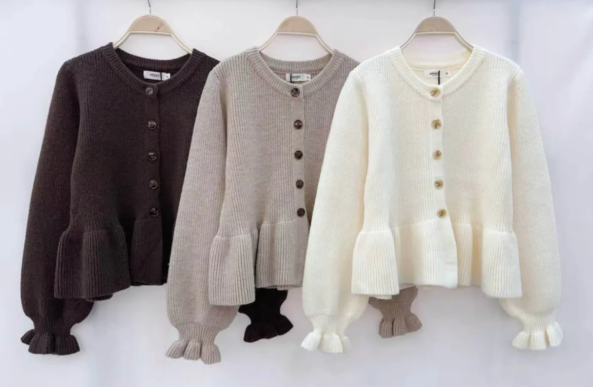 Vorbestellung |  Strickcardigan mit Volant  | verschiedene Farben