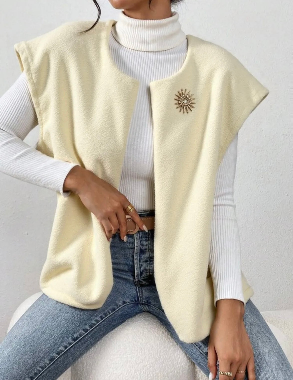 Strickweste mit Brosche | Creme