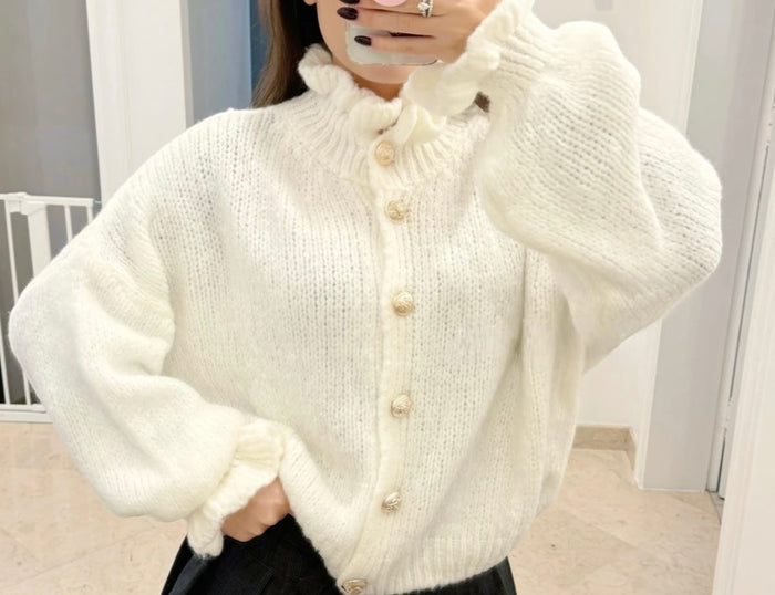 Strickjacke mit Knöpfen und Puffärmeln in Weiß