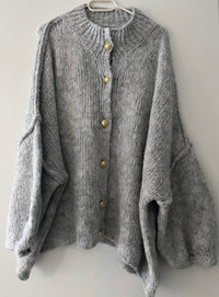 Oversize Cardigan mit goldenen Knöpfen