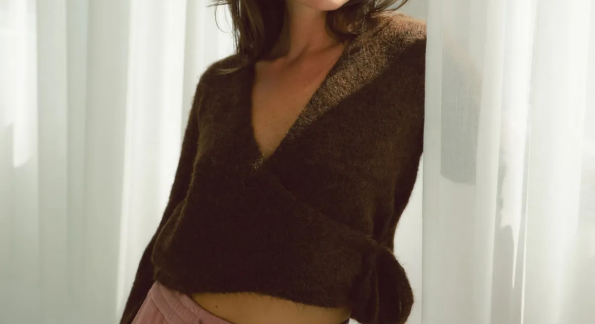 Elegante Wickelstrickjacke – Braun