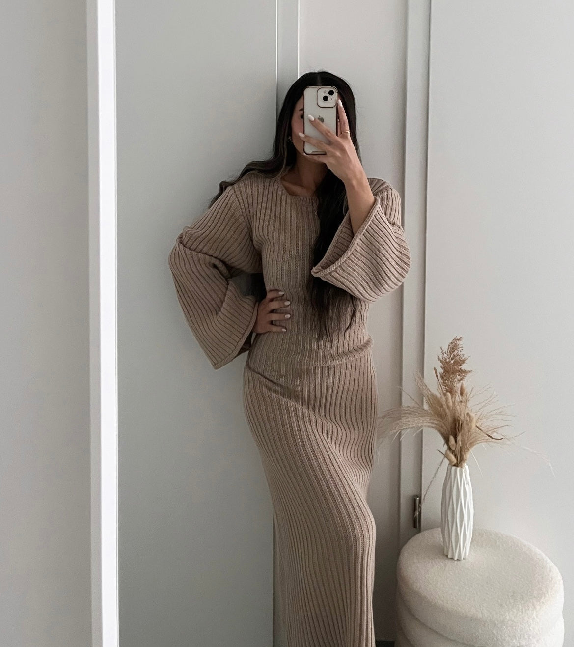 Rippstrick-Kleid mit Rücken-Schnürung | Taupe