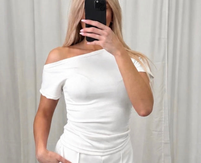 Off Shoulder Oberteil – Figurbetontes Stretch Shirt | Weiß