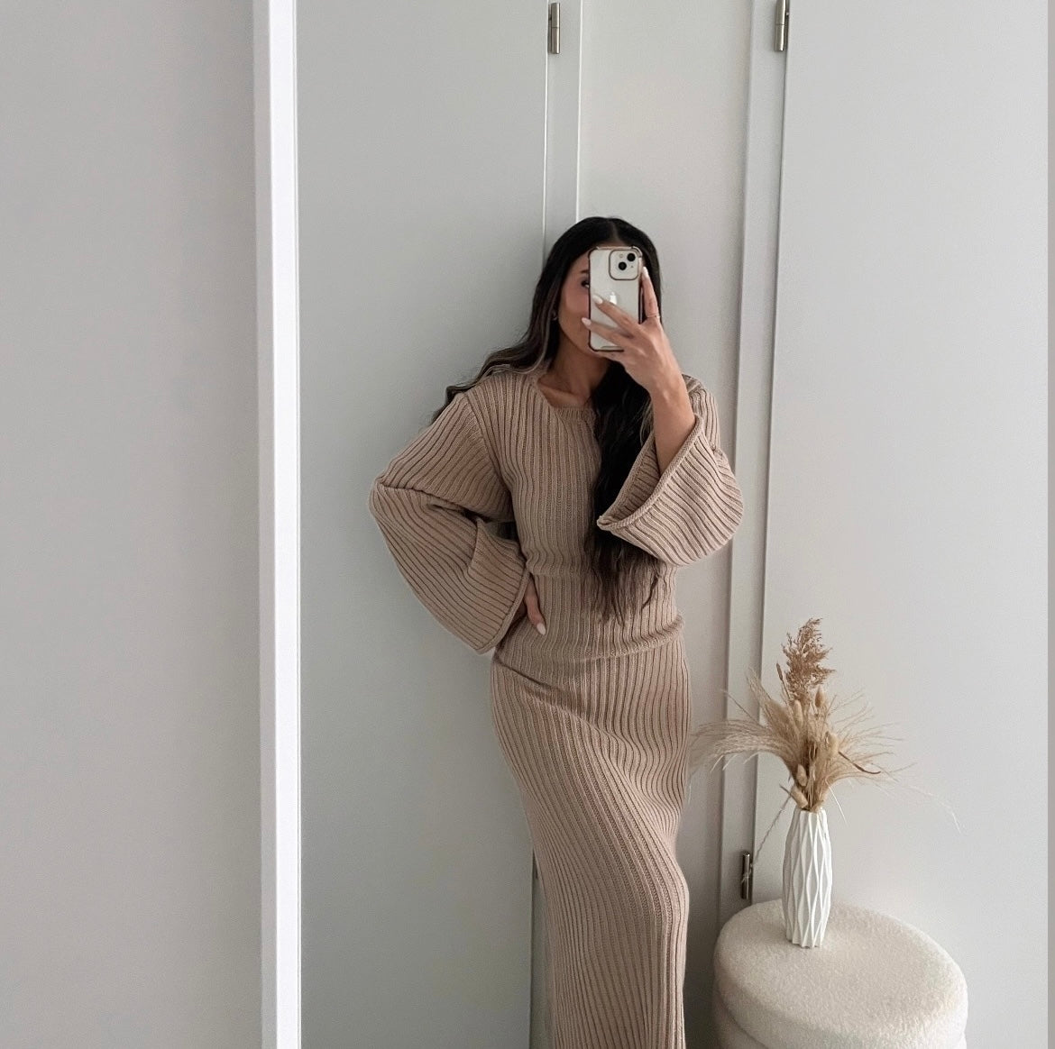 Rippstrick-Kleid mit Rücken-Schnürung | Taupe