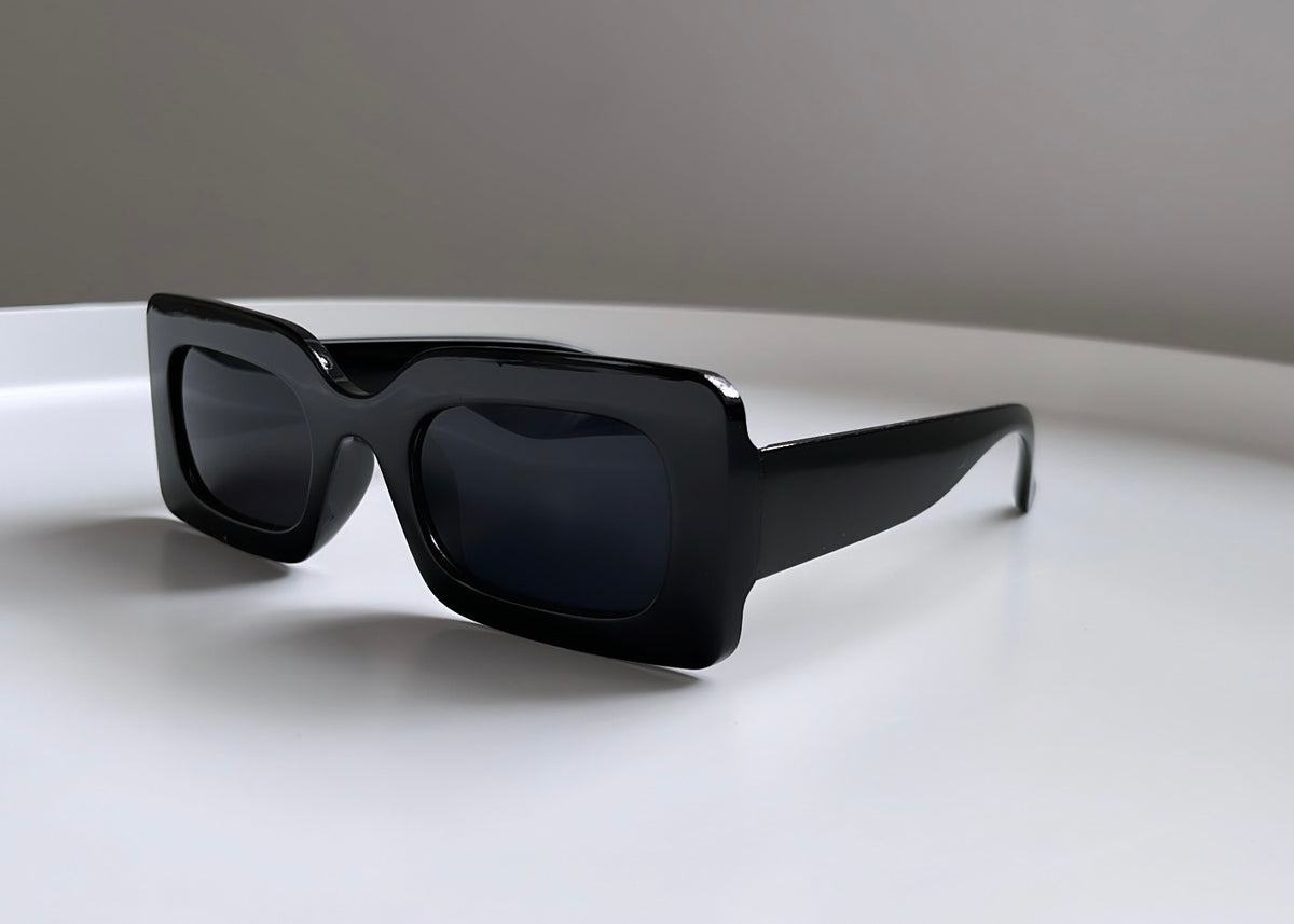 Rechteckige Sonnenbrille in schwarz