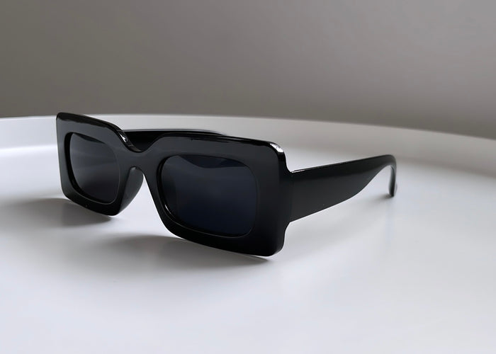 Rechteckige Sonnenbrille in schwarz