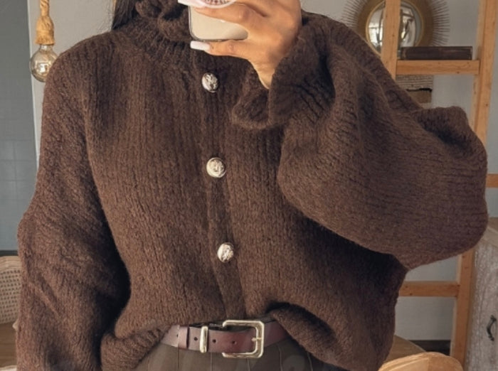 Strickjacke mit Knöpfen und Puffärmeln in Braun