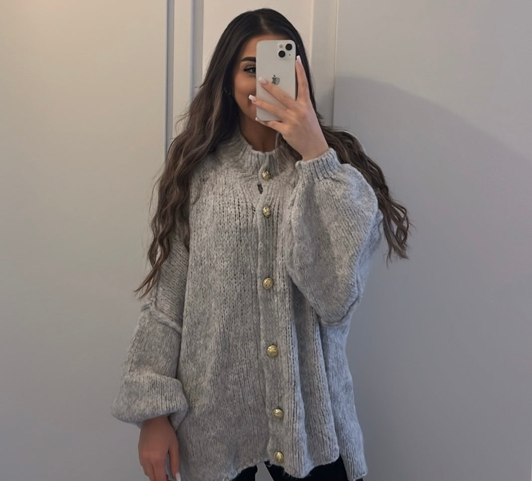 Oversize Cardigan mit goldenen Knöpfen