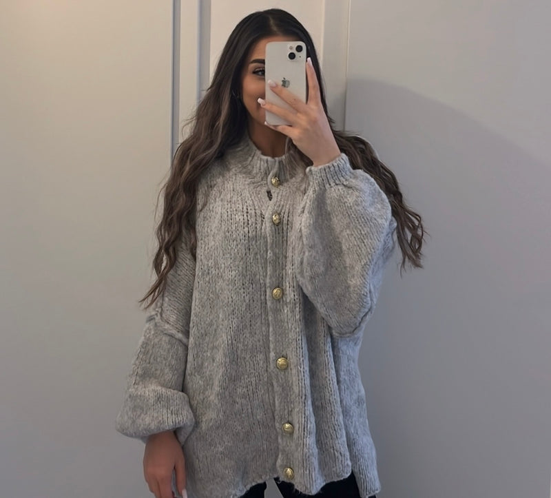 Oversize Cardigan mit goldenen Knöpfen