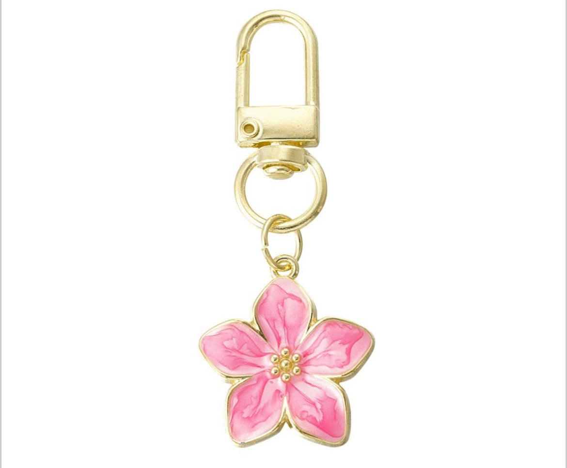 Goldfarbener Blumenanhänger mit Emaille-Blüte – Pink