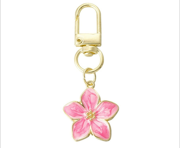 Goldfarbener Blumenanhänger mit Emaille-Blüte – Pink