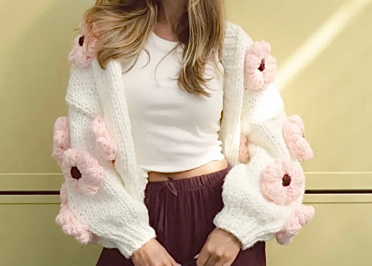 Handmade Strickjacke mit Blumen | Rosa