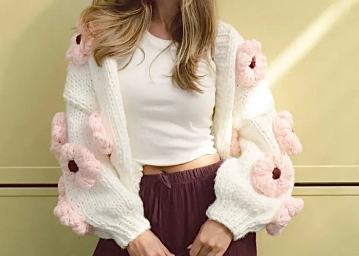 Handmade Strickjacke mit Blumen | Rosa
