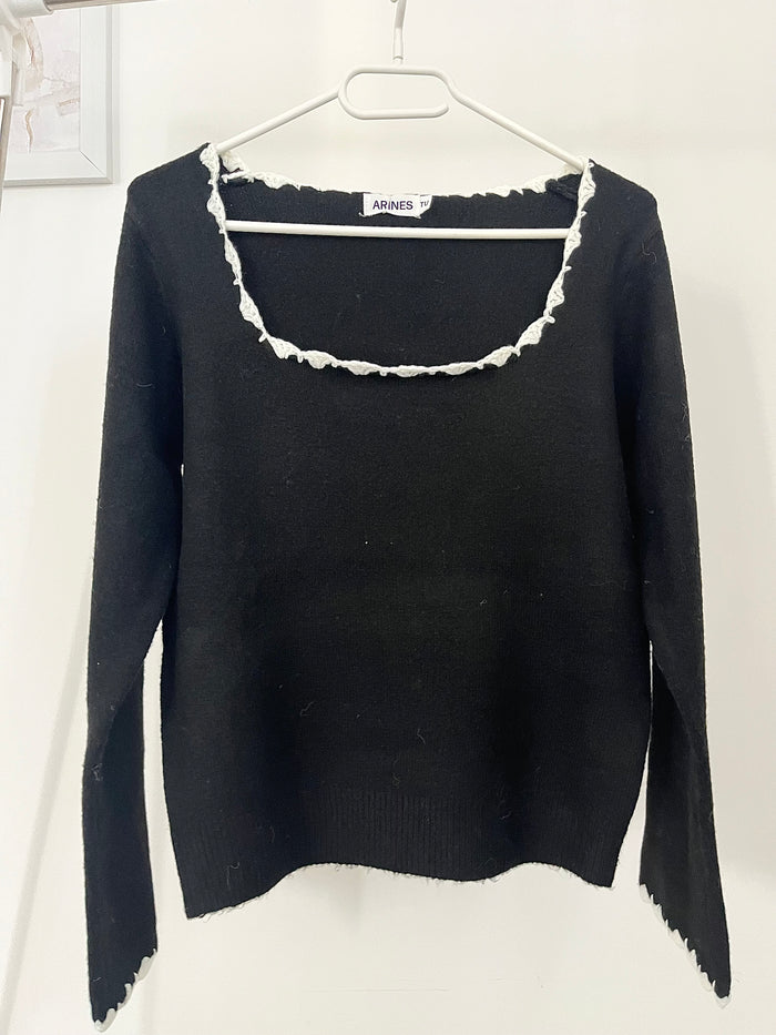 Pullover mit Rüschen-Detail – eckiger Ausschnitt | Schwarz