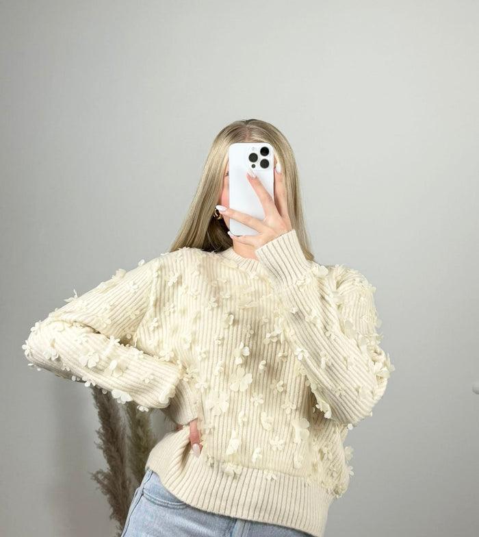 Strickpullover mit 3D-Blumenapplikation – Creme