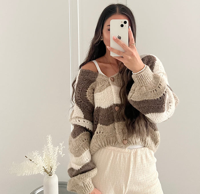 Strick-Cardigan mit Streifenmuster und Herzknöpfen – Beige