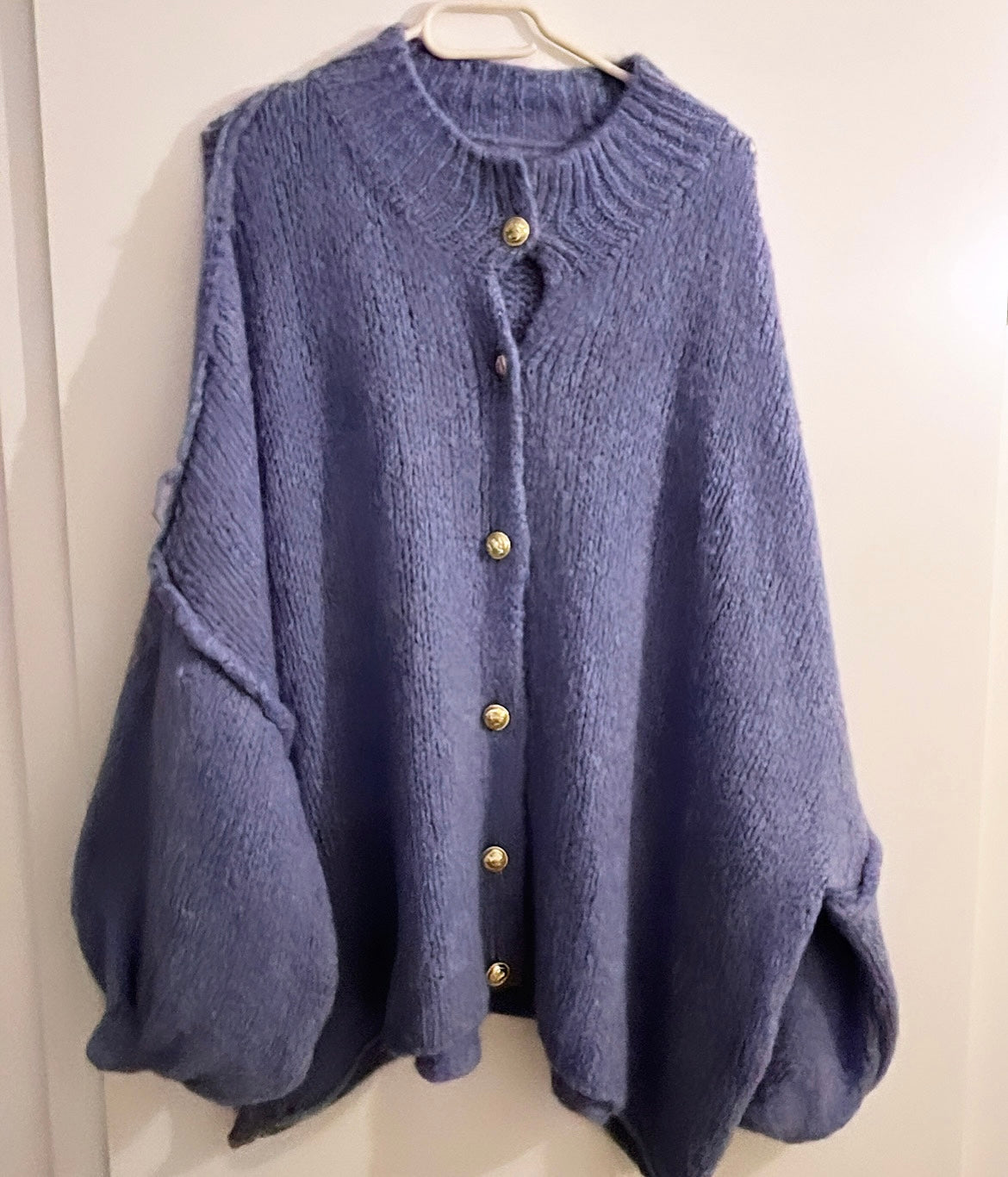 Oversize Cardigan mit goldenen Knöpfen