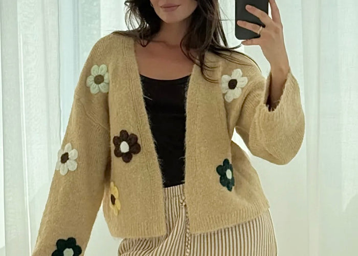 Strickjacke mit Blumen-Applikationen – Beige