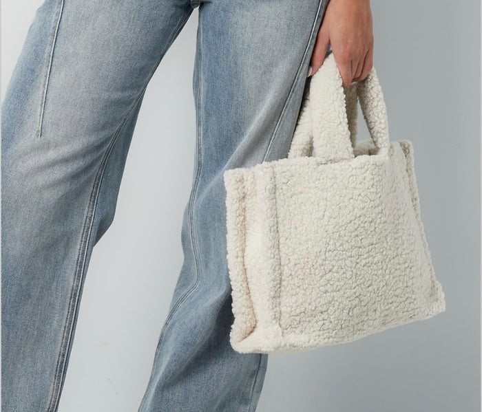 Flauschige Schultertasche mit Henkel & Gurt
