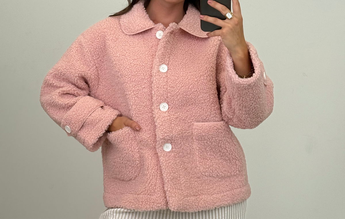 Teddy Jacke mit Knöpfen & Taschen – Oversize Look | Rosa