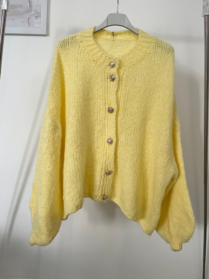 Kurze Oversize Strickjacke mit Knöpfen | Gelb