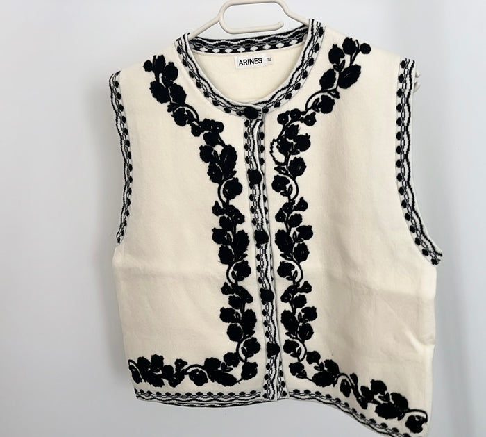 Bestickte Strickweste mit schwarzen Blumen
